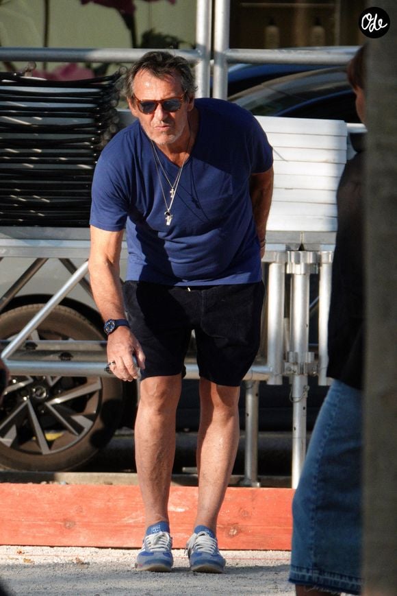 Il va assister à des grands évènements de pétanques

L'humoriste et animateur de télévision français Jean-Luc Reichmann est photographié en train de jouer à la pétanque à Saint-Tropez, en France, le 9 août 2025. L Photo : ABACAPRESS.COM