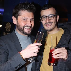 Christophe Beaugrand et Paul El Kharrat assistent au 150ème One Man Show Tombes Du Ciel de Jeanfi Janssens à la Comédie des Champs-Elysées à Paris, France, le 13 février 2025. Photo par Jerome Dominé/ABACAPRESS.COM
