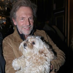 Stéphane Freiss et son chien - Cocktail à la suite de la représentation pour les amis proche de la pièce "Deuxième partie" au Théâtre Édouard VI à Paris, France, le 04 Mars 2026. © Bertrand Rindoff / Bestimage