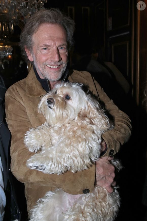 Stéphane Freiss et son chien - Cocktail à la suite de la représentation pour les amis proche de la pièce "Deuxième partie" au Théâtre Édouard VI à Paris, France, le 04 Mars 2026. © Bertrand Rindoff / Bestimage