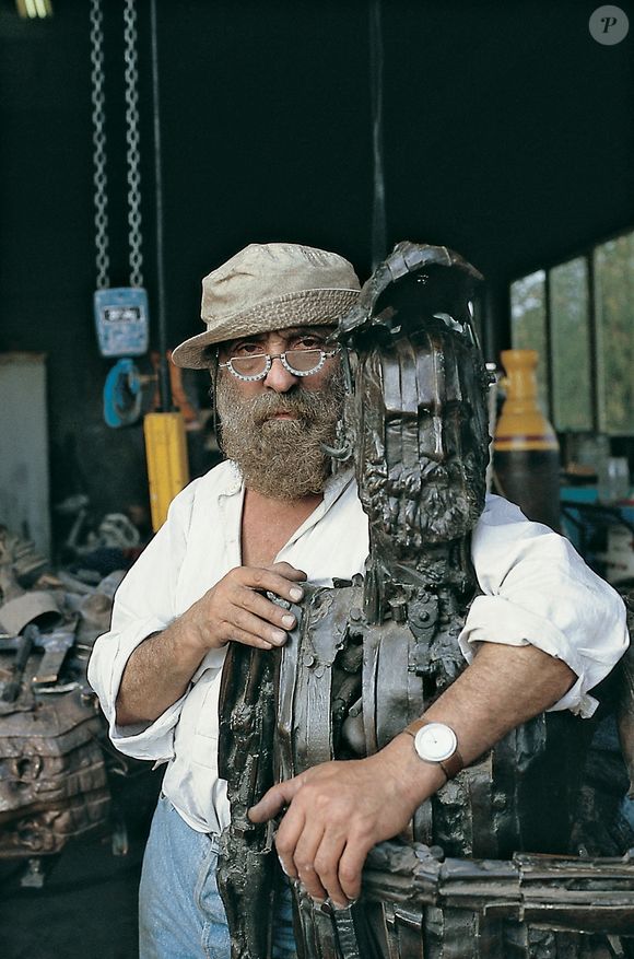Cet artiste a façonné son talent avec peu de moyens, travaillant notamment la ferraille de récupération dans un modeste atelier.

Fichier photo du sculpteur César dans son atelier à Paris, France, en 1988. Photo par Pascal Baril/ABACAPRESS.COM