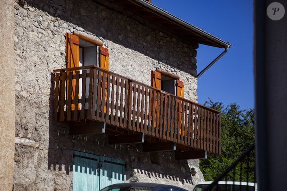 La maison des grands-parents du petit Emile, où toute la famille de l'enfant disparu s'est réfugiée depuis le début de l'épreuve, France le 8 août 2023, cela fait un mois que Emile, deux ans et demi, a disparu. Le petit garçon s'est mystérieusement volatilisé dans le village du Haut-Vernet. Malgré d'importants moyens déployés pour le retrouver et des dizaines d'hectares fouillés dans les environs, l'enfant reste introuvable. Photo par Thibaut Durand/ABACAPRESS.COM