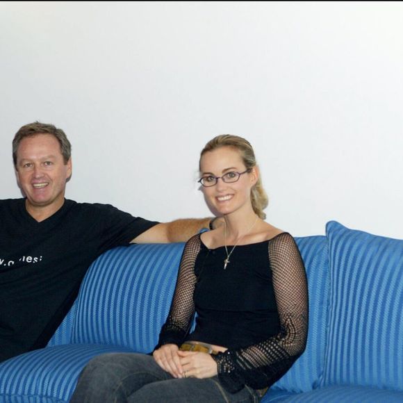 Laeticia Hallyday et son père, André Boudou, dans les coulisses de l'Amnesia à Paris en 2003 - © Daniel Angeli Bestimage