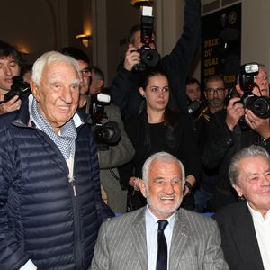 Charles Gérard, Jean-Paul Belmondo et Alain Delon - Remise du 70ème prix du polar "Quai des Orfèvres 2017" par la marraine l'actrice Alice Taglioni, à Pierre Pouchairet pour son livre "Mortels Traffics" à Paris. Le 15 novembre 2016, en présence d'Alain Delon et Jean-Paul Belmondo qui ont reçu des médailles. © Didier Sabardin/Bestimage