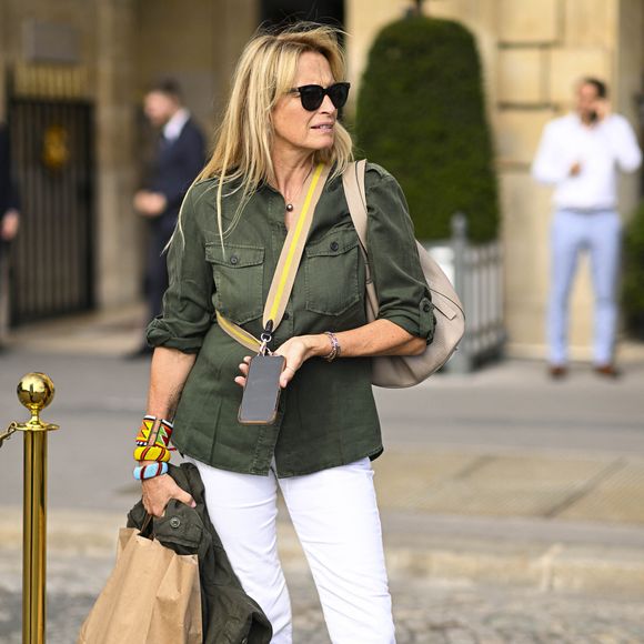 Exclusif - Estelle Lefébure à la sortie de l'hôtel Crillon à Paris, lors de la fashion week. Le 28 septembre 2023