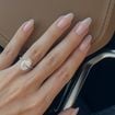 Manucure : cette finition glossy donne immédiatement un effet plus luxueux aux mains, découvrez comment la recréer à la maison