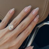 Manucure : cette finition glossy donne immédiatement un effet plus luxueux aux mains, découvrez comment la recréer à la maison