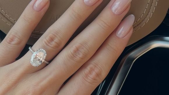 Manucure : cette finition glossy donne immédiatement un effet plus luxueux aux mains, découvrez comment la recréer à la maison