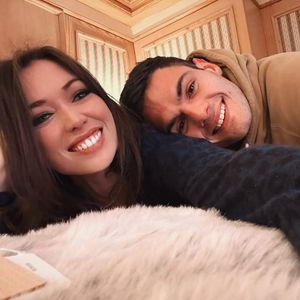 Seulement un mois plus tard, l'actrice des "Mystères de l'amour" a annoncé attendre son premier enfant avec un cliché où elle dévoile son babybump. 

Elsa Esnoult et son compagnon Alexis sur Instagram