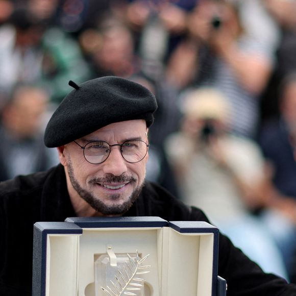 John Travolta pose avec sa Palme d'or d'honneur au photocall du film "Propeller One-Way Night Coach" lors du 79ème Festival International du Film de Cannes, France, le 16 mai 2026. © Jacovides-Moreau/bestimage
