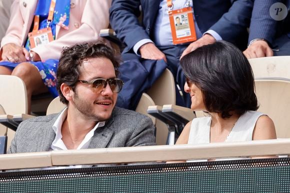 Florence Foresti et son compagnon Alexandre Kominek - People dans les tribunes lors des Internationaux de France de Tennis de Roland Garros 2022 à Paris le 29 mai 2022. © Cyril Moreau/Bestimage