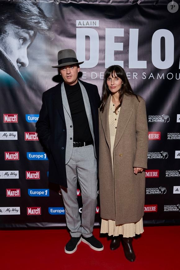 Exclusif - Alain-Fabien Delon et sa compagne Laura Bensadoun au photocall de la soirée Ciné-concert symphonique "Alain Delon, le dernier Samouraï" au Palais des congrès à Paris le 8 novembre 2024 le jour de son anniversaire.

© Jacovides / Moreau / Bestimage