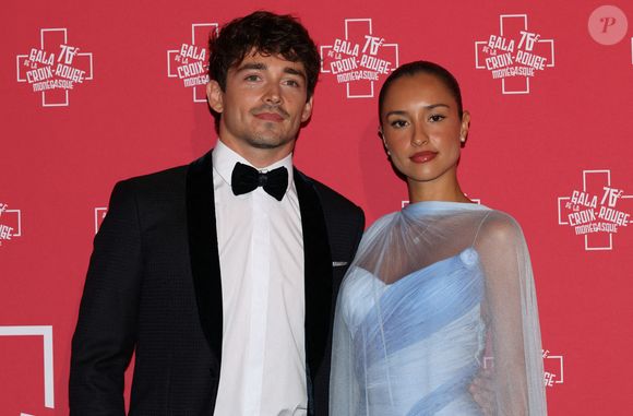 Alexandra portait une robe fluide rose poudré aux épaules dénudées et ornée d’une fleur en tissu.

Charles Leclerc et sa compagne Alexandra Saint Mleux - 76ème Bal de la Croix Rouge dans la salle des Etoiles à Monaco le 12 juillet 2025. © Claudia Albuquerque/Bestimage