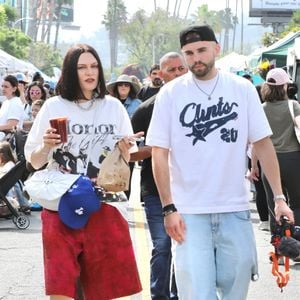Exclusif - La chanteuse Jessie J est vue en train de profiter d'une sortie décontractée avec un ami alors qu'ils s'arrêtent au marché fermier pour prendre un café. Los Angeles, CA. © Backgrid USA / Bestimage