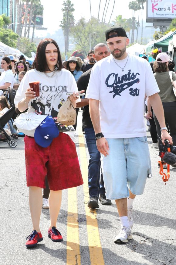 Exclusif - La chanteuse Jessie J est vue en train de profiter d'une sortie décontractée avec un ami alors qu'ils s'arrêtent au marché fermier pour prendre un café. Los Angeles, CA. © Backgrid USA / Bestimage