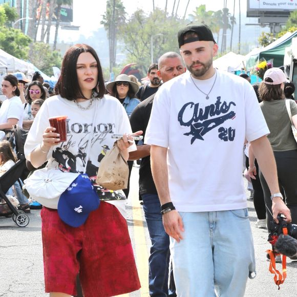 Exclusif - La chanteuse Jessie J est vue en train de profiter d'une sortie décontractée avec un ami alors qu'ils s'arrêtent au marché fermier pour prendre un café. Los Angeles, CA. © Backgrid USA / Bestimage