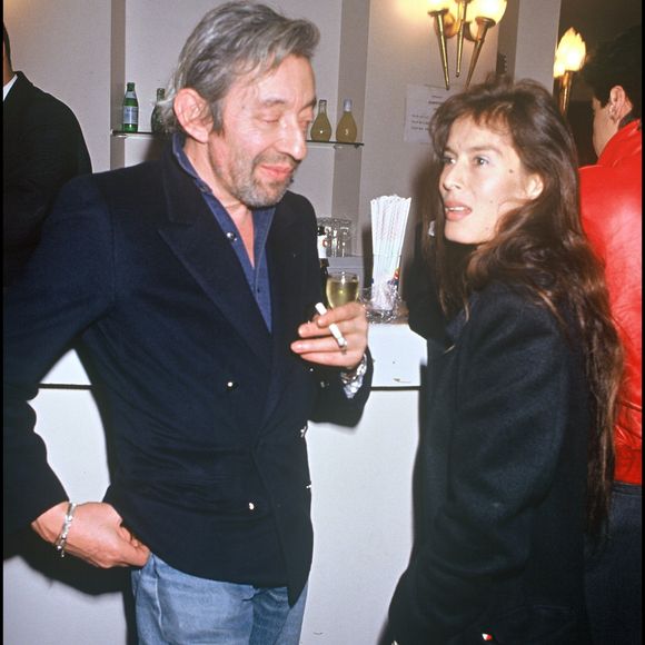 A rappeler qu'elle fut la dernière compagne de Serge Gainsbourg jusqu'à sa mort en 1991. Le couple s'était rencontré dans les années 80, dans une boite de nuit parisienne.

ARCHIVES - SERGE GAINSBOURG ET BAMBOU LE SOIR DE LA GENERALE DE LA PIECE "CYRANO DE BERGERAC" A PARIS EN 1990