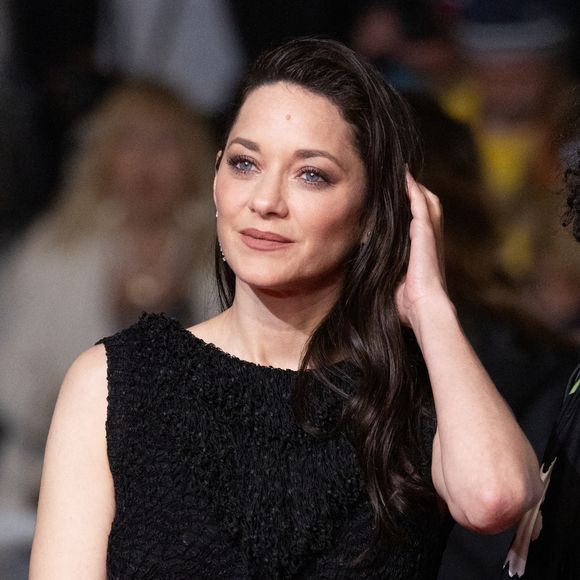 Le Festival de Cannes impose chaque année un protocole vestimentaire extrêmement rigoureux pour préserver le prestige de sa célèbre montée des marches.

Marion Cotillard - Montée des marches du film " Roma elastica " lors du 79ème Festival International du Film de Cannes. 

© Jacovides-Moreau / Bestimage