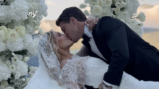 Dylan Deschamps : En robe dentelle perlée, Mathilde lui dit "oui" en Italie face à Didier Deschamps qui chante avec Marcel Desailly !