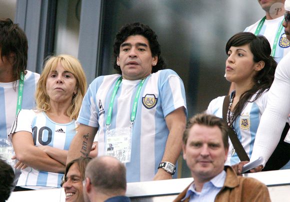 La légende du football argentin Diego Armando Maradona, son ex-femme Claudia et sa fille Dalma assistent à la Coupe du Monde 2006, Groupe C, Argentine vs Serbie et Monténégro au stade Arena AufSchalke à Gelsenkirchen, Allemagne, le 16 juin 2006. Photo par Gouhier-Hahn-Orban/Cameleon/ABACAPRESS.COM