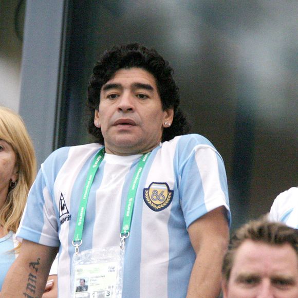 La légende du football argentin Diego Armando Maradona, son ex-femme Claudia et sa fille Dalma assistent à la Coupe du Monde 2006, Groupe C, Argentine vs Serbie et Monténégro au stade Arena AufSchalke à Gelsenkirchen, Allemagne, le 16 juin 2006. Photo par Gouhier-Hahn-Orban/Cameleon/ABACAPRESS.COM