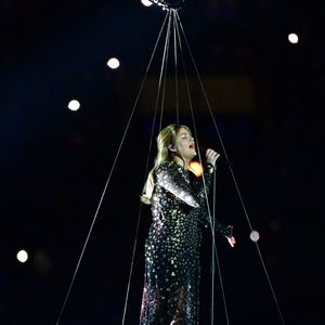 La chanteuse Louane (Louane Emera), représentante de la France au concours de l'Eurovision, interpréte pour la première fois son titre Maman, en hommage à sa mère décédée lorsqu'elle avait 17 ans, devant les 80 000 spectateurs, suspendue sur une plateforme, plusieurs mètres au-dessus de la pelouse et des musiciens, du Stade de France à la mi-temps du match du Tournoi des Six Nations opposant la France à l'Écosse, à Saint-Denis, Seine Saint-Denis, France, le 15 mars 2025. © CHristian Liewig/Bestimage