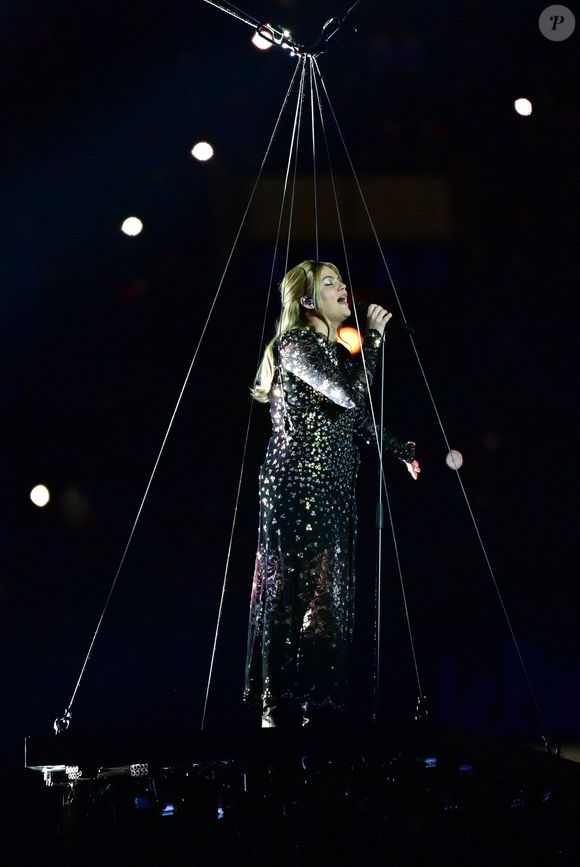La chanteuse Louane (Louane Emera), représentante de la France au concours de l'Eurovision, interpréte pour la première fois son titre Maman, en hommage à sa mère décédée lorsqu'elle avait 17 ans, devant les 80 000 spectateurs, suspendue sur une plateforme, plusieurs mètres au-dessus de la pelouse et des musiciens, du Stade de France à la mi-temps du match du Tournoi des Six Nations opposant la France à l'Écosse, à Saint-Denis, Seine Saint-Denis, France, le 15 mars 2025. © CHristian Liewig/Bestimage