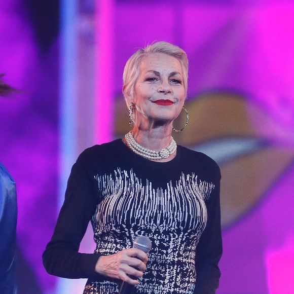 Au podcast Bliss en 2022, elle confiait : "Il s’avère que la relation et cette part d’enfance qui revenait aussi m’a vraiment donné cette envie d’avoir un enfant avec [Jean-Pierre]"
Lio lors de l’émission "La grande soirée du 31 décembre de Paris" diffusée sur France 2 sur les Champs-Elysées à Paris, France, le 31 décembre 2024.  © Clovis-Tribeca/Bestimage