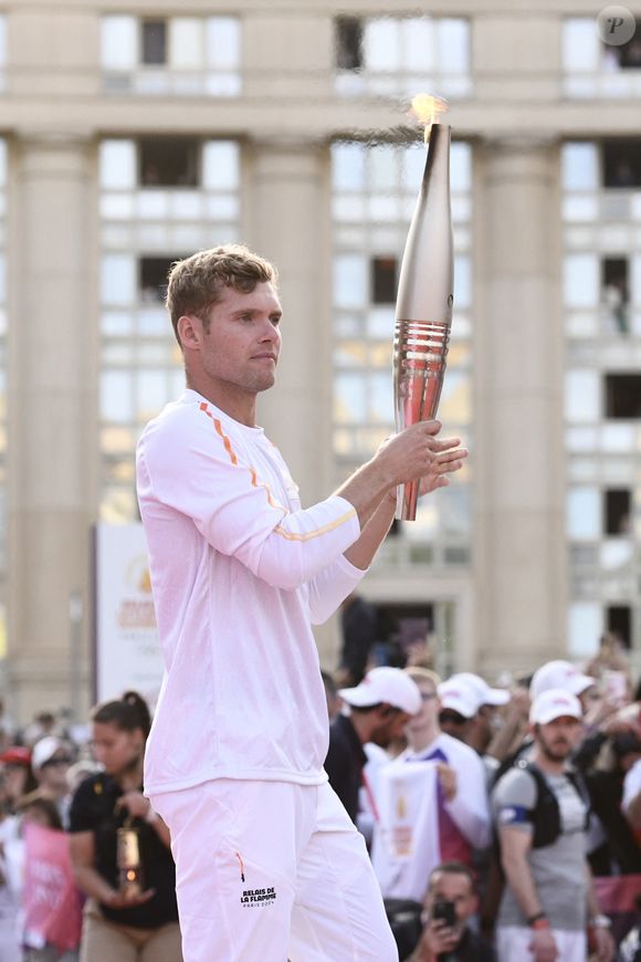Kevin MAYER, athlète et decathlonien français, lors du relai de la Flamme Olympique à Montpellier pour les Jeux Olympiques de Paris 2024, le 13 mai 2024.