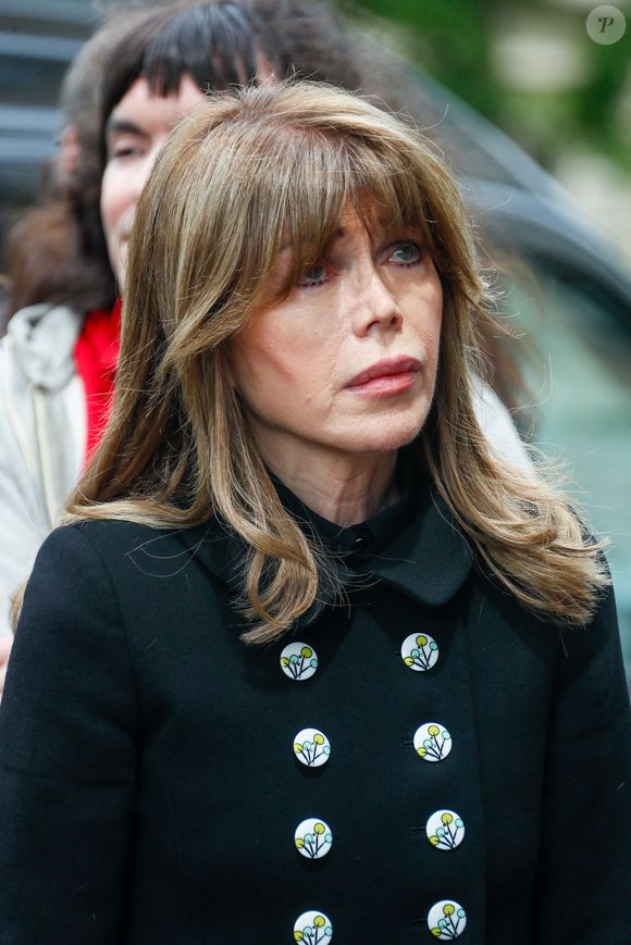 D'après "France Dimanche", il y aurait une mésentente insurmontable avec sa hiérarchie.

Isabelle Morizet (Karen Cheryl) aux arrivées aux obsèques du producteur Humbert Ibach (Mémé Ibach), figure du disque et de la TV des années 70/90, en l’église Notre Dame d’Auteuil à Paris, France, le 12 mai 2025. © Christophe Clovis/Bestimage
