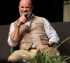 S'il les utilise ponctuellement dans ses propres vidéos, il précise que c'est uniquement pour permettre aux internautes de voir la recette à travers.

Le chef Philippe Etchebest au 20ème Festival du Livre gourmand au Théâtre de Périgueux, le 15 novembre 2025. ©Jean-Marc LHOMER/Bestimage.