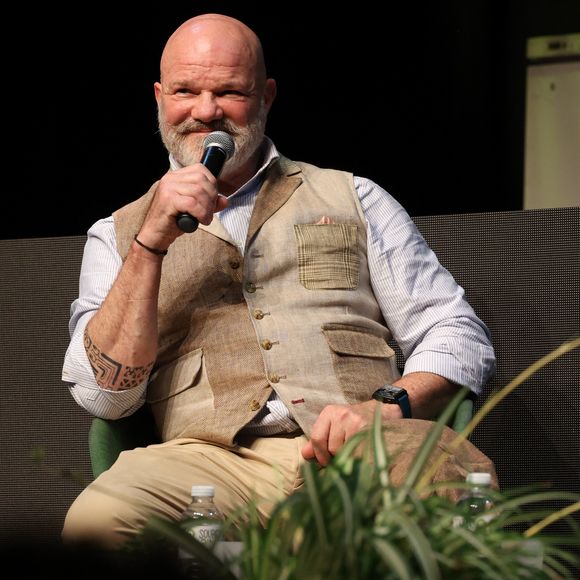 S'il les utilise ponctuellement dans ses propres vidéos, il précise que c'est uniquement pour permettre aux internautes de voir la recette à travers.

Le chef Philippe Etchebest au 20ème Festival du Livre gourmand au Théâtre de Périgueux, le 15 novembre 2025. ©Jean-Marc LHOMER/Bestimage.