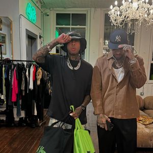 Vincent Ferraro est connu sur Grailed sous le nom de 4GSELLER et sur Instagram, où il vend des pièces rares et fréquente le milieu underground new-yorkais.

Vincent Ferraro avec le rappeur Tyga sur Instagram