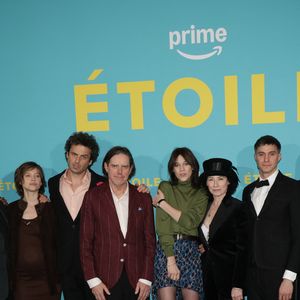 En attendant, elle se ravit de la sortie de la série "Etoile" qui se déroule entre Paris et New York

David Alvarez, Yanic Truesdale, Simon Callow, Lou de Laâge (enceinte), Luke Kirby, Charlotte Gainsbourg, Gideon Glick, David Haig, Taïs Vinolo, Ivan du Pontavice à la première de la série "Etoile" de Prime Video à la Galerie Bourbon à Paris le 23 avril 2025.

© Coadic Guirec / Bestimage