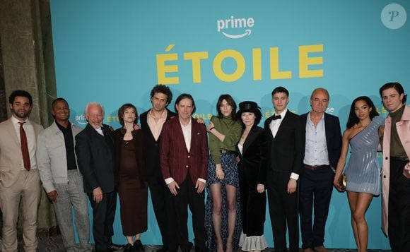 En attendant, elle se ravit de la sortie de la série "Etoile" qui se déroule entre Paris et New York

David Alvarez, Yanic Truesdale, Simon Callow, Lou de Laâge (enceinte), Luke Kirby, Charlotte Gainsbourg, Gideon Glick, David Haig, Taïs Vinolo, Ivan du Pontavice à la première de la série "Etoile" de Prime Video à la Galerie Bourbon à Paris le 23 avril 2025.

© Coadic Guirec / Bestimage