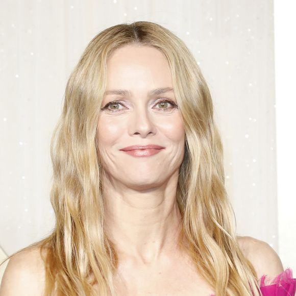 À 52 ans, Vanessa Paradis continue de fasciner par son teint lumineux et sa beauté naturelle. 

Vanessa Paradis - Gala d'ouverture de la Saison de Danse 2024/2025 à l'Opera National Palais Garnier à Paris. © Marc Ausset-Lacroix/Bestimage