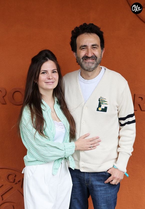 Mathieu Madénian et sa compagne Olivia Madénian au village lors des Internationaux de France de Tennis de Roland Garros 2025. Paris, le 28 mai 2025. © Jacovides / Moreau / Bestimage