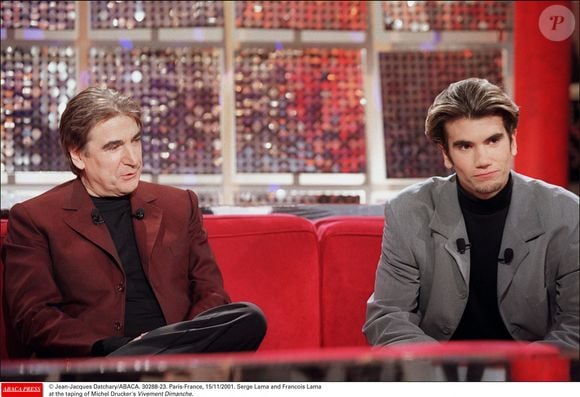 Serge Lama et Frédéric Lama lors de l'enregistrement de l'émission "Vivement Dimanche" de Michel Drucker, Paris-France, le 15/11/2001. Crédit Jean-Jacques Datchary/Abaca