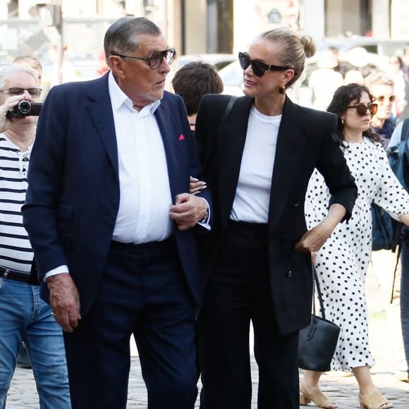 Laeticia Hallyday et Jean-Claude Camus - Arrivées aux obsèques de Philippe Labro en l'église de Saint-Germain-des-Prés à Paris le 13 juin 2025. © Dominique Jacovides - Christophe Clovis / Bestimage