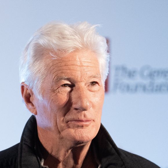 Richard Gere reste une figure incontournable d’Hollywood et brille actuellement dans la série "The Agency", à voir sur Canal+.

Richard Gere a participé à la pose de la première pierre du futur gymnase pédiatrique de l'Hôpital Universitaire Virgen de la Arrixaca (HUVA), en Espagne.

© Lalo Yasky/Bestimage