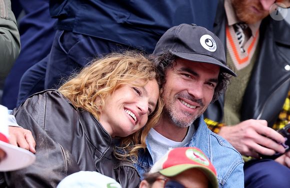 Aurélie Saada et son compagnon dans les tribunes lors des Internationaux de France de Tennis de Roland Garros 2025, à Paris, France, le 27 mai 2025. © Jacovides-Moreau/Bestimage