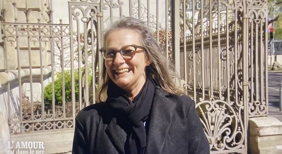 Cụ thể là Isabelle Gilles ở trang trại với những người theo đuổi cô là Isabelle và Pascaline trong "Tình yêu ở đồng cỏ"