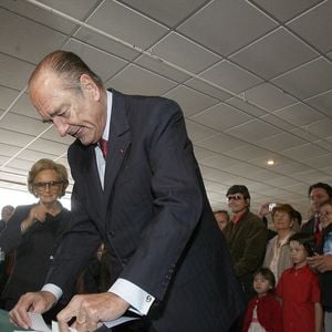 Le président français Jacques Chirac et son épouse Bernadette Chirac votent avant le dernier tour de l'élection présidentielle française, le 06 mai 2007, dans un bureau de vote à Sarran, France. Photo by Bernard Bisson/ABACAPRESS.COM