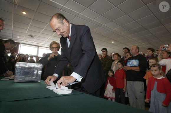 Le président français Jacques Chirac et son épouse Bernadette Chirac votent avant le dernier tour de l'élection présidentielle française, le 06 mai 2007, dans un bureau de vote à Sarran, France. Photo by Bernard Bisson/ABACAPRESS.COM
