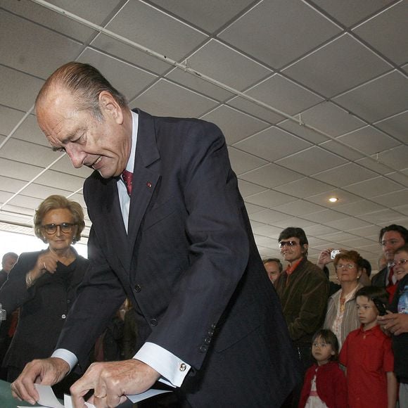 Le président français Jacques Chirac et son épouse Bernadette Chirac votent avant le dernier tour de l'élection présidentielle française, le 06 mai 2007, dans un bureau de vote à Sarran, France. Photo by Bernard Bisson/ABACAPRESS.COM