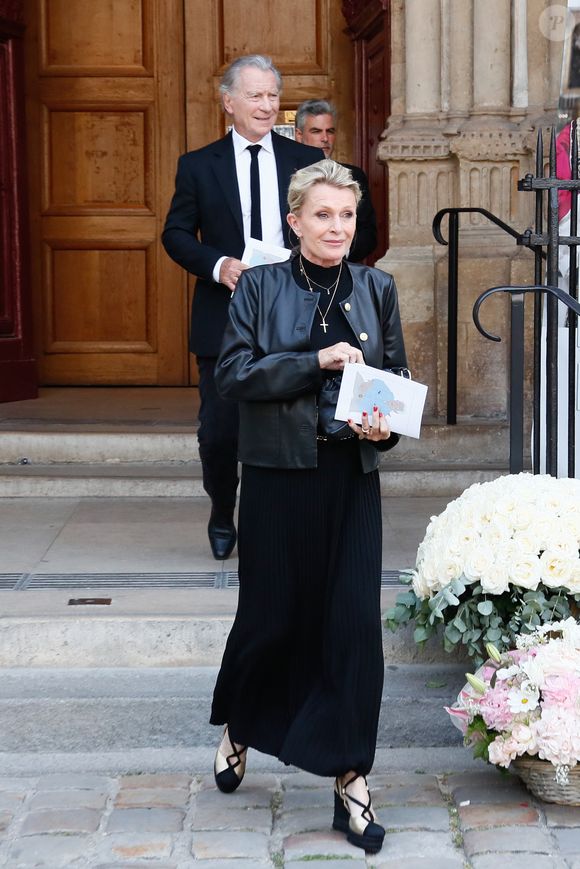 Sophie Davant et son compagnon William Leymergie - Sorties des obsèques de Philippe Labro en l'église de Saint-Germain-des-Prés à Paris le 13 juin 2025. © Dominique Jacovides - Christophe Clovis / Bestimage
