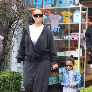 Exclusif - Rihanna et son fils Riot font du shopping dans le magasin pour enfants Kitson à West Hollywood.

Photo : Backgrid USA / Bestimage