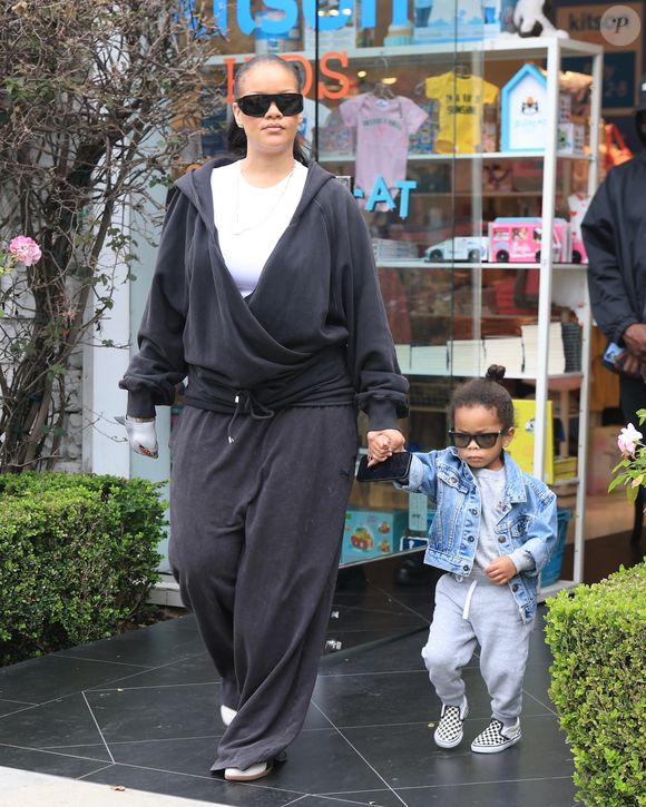 Exclusif - Rihanna et son fils Riot font du shopping dans le magasin pour enfants Kitson à West Hollywood.

Photo : Backgrid USA / Bestimage