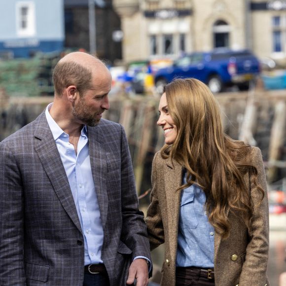 Le prince William, prince de Galles, et Catherine (Kate) Middleton, princesse de Galles, duc et duchesse de Rothesay, visitent la ville de Tobermory en Ecosse, Royaume Uni, le 29 avril 2025. © Ian Vogler/MirrorPix/Bestimage