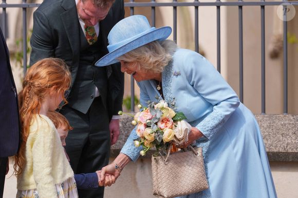 La reine Camilla serre la main des enfants qui lui ont offert un bouquet de fleurs alors qu'elle quitte les lieux après avoir assisté à l'office des matines de Pâques à la chapelle St George du château de Windsor, dans le Berkshire. Royaume-Uni, le dimanche 20 avril 2025. Photo by Kirsty Wigglesworth/PA Wire/ABACAPRESS.COM